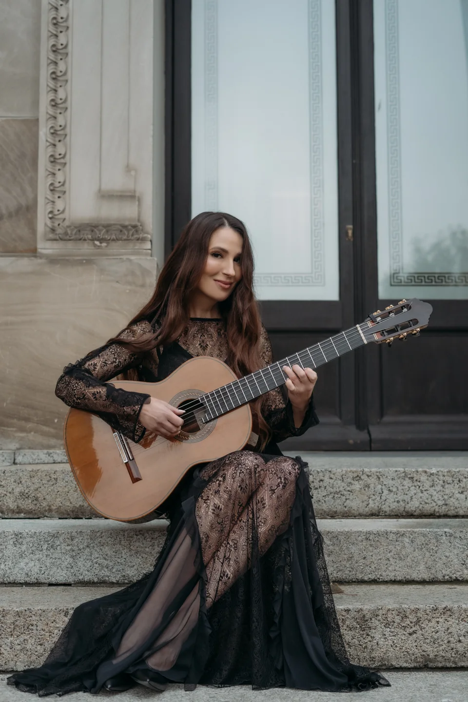 Yuliya Lonskaya sitzend mit ihrer Gitarre